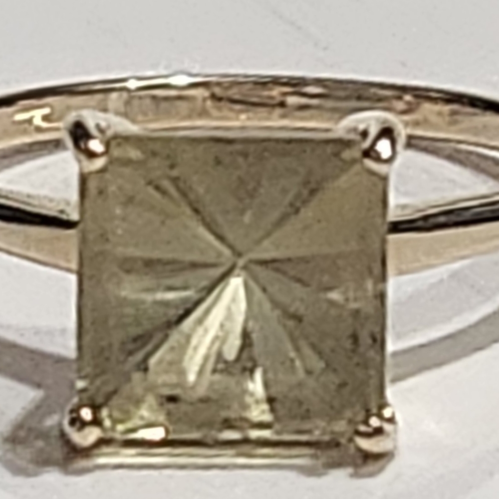 Elegant Gold Ring with Yellow Gemstone - Picture 7 of 11